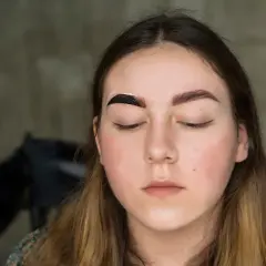 Henna pudrowa: Trwałe brwi bez makijażu? Poznaj fakty!