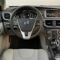 Wnętrze Volvo V40, które wielu kierowców chwali w swoich **volvo v40 opinie**. Widoczna kierownica, deska rozdzielcza z ekranem i konsola środkowa.