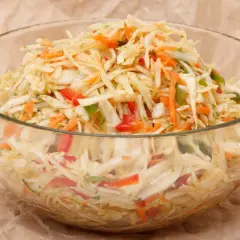 Pyszna surówka z kalarepy, marchewki i papryki w szklanej misie. Idealna na lekki posiłek.