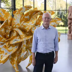 Tony Cragg in Wuppertal vor seiner gelben Skulptur. Im Hintergrund eine weitere Skulptur.