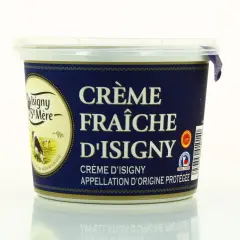 Un pot de crème fraîche d'Isigny, avec une vache dans un pré sur l'étiquette. La crème d'Isigny est une spécialité normande.