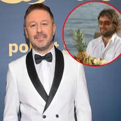 Andrzej Piaseczny w białej marynarce, obok zdjęcie z wakacji, gdzie serwuje owoce. Czy to jego żona?