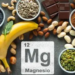 Plátano, espinacas, semillas de calabaza, almendras y chocolate negro son algunos alimentos ricos en magnesio.