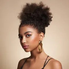 Joven con peinado afro y grandes pendientes dorados, luciendo unos estilos de maquillaje que realzan su belleza natural.