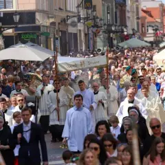 O której jest suma w kościele? Sprawdź godziny mszy w Twojej parafii