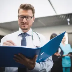 Características de un médico investigador: habilidades y cualidades esenciales