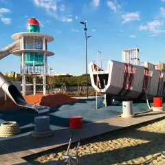 Parque infantil temático de barcos y faros en Almería, ideal para familias.