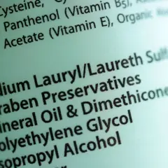 Lista składników kosmetyku: bez Sodium Lauryl/Laureth Sulfate (ammonium lauryl sulfate co to?), parabenów, oleju mineralnego, dimethicone, glikolu polietylenowego, alkoholu izopropylowego.