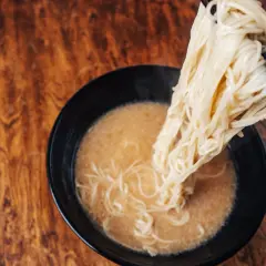 Jak zrobić makaron ramen? Sekret sprężystości i domowe kansui