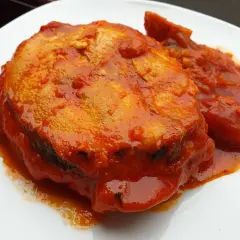 Bonito en salsa de tomate, un plato casero que huele delicioso.