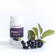 Flasche "ARONIA VIDA" mit Aronia-Extrakt und Vitamin C, daneben frische Aroniabeeren mit Blättern.