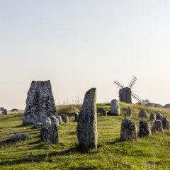 Stenformationer och en väderkvarn på lilla alvaret.