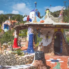 El **jardín de Peter** es un lugar mágico con esculturas coloridas y mosaicos que parecen sacadas de un cuento de hadas.
