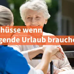 Zuschuss Pflegekasse: Urlaub für pflegende Angehörige. Eine ältere Frau lächelt, während eine Pflegerin ihre Hand hält.