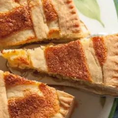 Ein Stück Pastiera Napoletana, ein traditioneller italienischer Kuchen, der nach einem klassischen Rezept zubereitet wurde.
