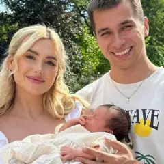 Szczęśliwi rodzice z maleńkim dzieckiem. Widać, że to radosny moment, być może po tym, jak Wersow w ciąży powitała na świecie swoje pierwsze dziecko.