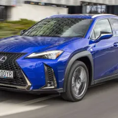 Niebieski Lexus UX na testowej jeździe. Elegancki crossover w ruchu miejskim.