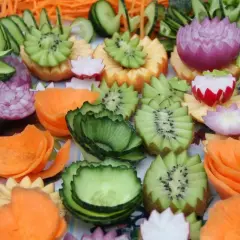 Inspiracja na przebranie za owoc lub warzywo: rzeźbione marchewki, kiwi, ogórki, rzodkiewki i cebula wyglądają jak kwiaty.