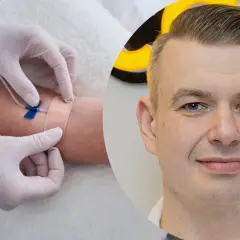 Lekarz podaje kroplówkę, która może pomóc na kaca.