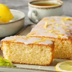 Pyszna babka cytrynowa z lukrem i skórką cytrynową, idealna na podwieczorek. Ten przepis na babkę cytrynową zachwyci każdego.
