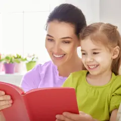 Mama czyta bajkę zdrowemu dziecku. Radość i bliskość w codziennej opiece.