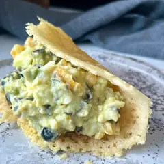 Pyszna pasta z awokado i jajka, podana w chrupiącej wafelkowej łódeczce. Idealna na szybką przekąskę.