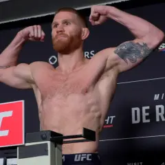 Matt Frevola, med skägg och tatueringar, poserar muskulöst på UFC-vågen.