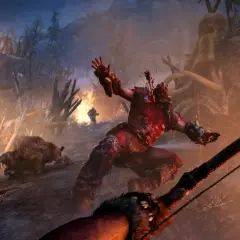Krwawa walka w świecie Far Cry Primal. Wojownik z maczugą kontra szablozębny tygrys, a w tle płonące wioski i łuk.