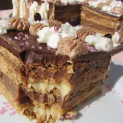 Deliciosa tarta de la abuela Thermomix, con capas de galleta, crema de chocolate y nata. ¡Un postre casero irresistible!