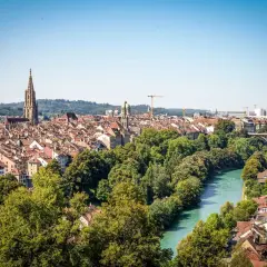 Widok na Berno, stolicę Szwajcarii, z rzeką Aare i katedrą w tle.