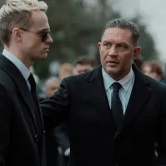 Tom Hardy i jego towarzysz w garniturach, część obsady "Strefy gangsterów", na pogrzebie.