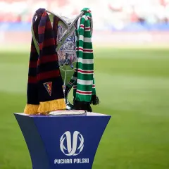 Trofeum Pucharu Polski z szalikami drużyn. Kto zdobędzie ten prestiżowy regionalny puchar polski?