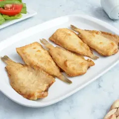 Cinco acedias fritas doradas y crujientes en un plato blanco, listas para disfrutar.
