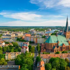 Szczecin atrakcje dla młodzieży: widok na miasto z katedrą i rzeką. Idealne miejsce na wakacje pełne wrażeń!