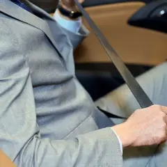 Jakie warunki sprawiają, że pasy bezpieczeństwa działają właściwie?