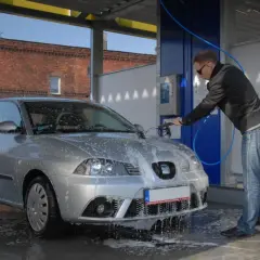 Lśniące auto z myjni bezdotykowej: jak myć bez rys i zacieków?