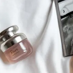 Woda perfumowana czy toaletowa? Poznaj różnice i wybierz mądrze