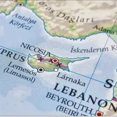 Mapa pokazuje Cypr z zaznaczonymi Nicosia, Limassol i Larnaką. Widać też fragmenty Turcji, Syrii i Libanu, sugerując podróż między lotniskami na Cyprze a innymi krajami.