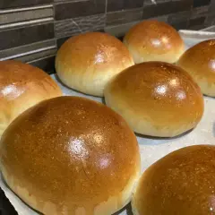 Appena sfornati, soffici panini all'olio dorati, pronti per essere gustati.