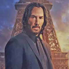 John Wick, im Anzug vor dem Eiffelturm, bereit für John Wick 5.