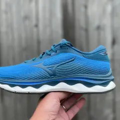 Niebieski but do biegania Mizuno Wave Sky 5 z charakterystycznym logo.