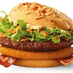 Drwal burger: soczysta wołowina, chrupiąca cebulka, chrupiące krążki, boczek i świeża sałata. Wszystkie składniki tworzą idealną kompozycję.