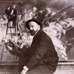 Malczewski obrazy: artysta w kapeluszu przed malowidłem z drabiną i postaciami.