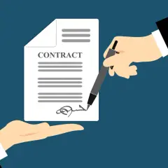 Manos firman un contrato de trabajo. Es obligatorio firmar un contrato de trabajo para formalizar el empleo.