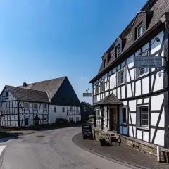 Fachwerkhaus "Hohkeppeler Hof" mit Schild, Gasthof-Restaurant-Café, Guffel Kölsch.
