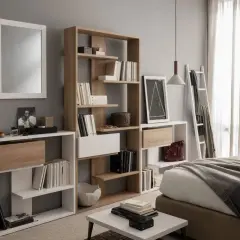 Moderna camera da letto con specchio, letto, e diverse piccole librerie piene di libri e oggetti decorativi.