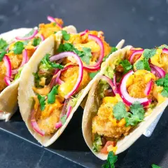 Tre läckra fish tacos med krispig fisk, avokado, rödlök och koriander. En perfekt måltid!