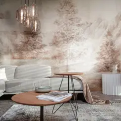 Przytulny salon z sofą i stolikami kawowymi, ozdobiony tapetą z motywem gór i lasu. Ta naklejka góry tworzy atmosferę spokoju.