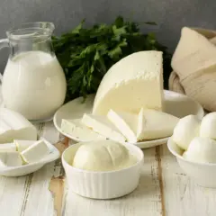 Varietà di formaggi freschi e latte. Attenzione, la robiola fa ingrassare se consumata in eccesso.