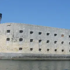 Fort Boyard, potężna twierdza na morzu, z wieżą i licznymi oknami, niczym z gry.